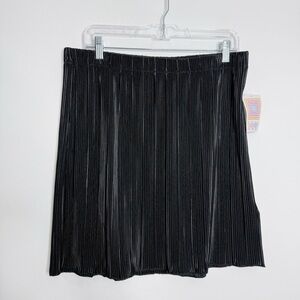 NWT‎ LulaRoe Samantha Plissé Skirt In Black Size Large